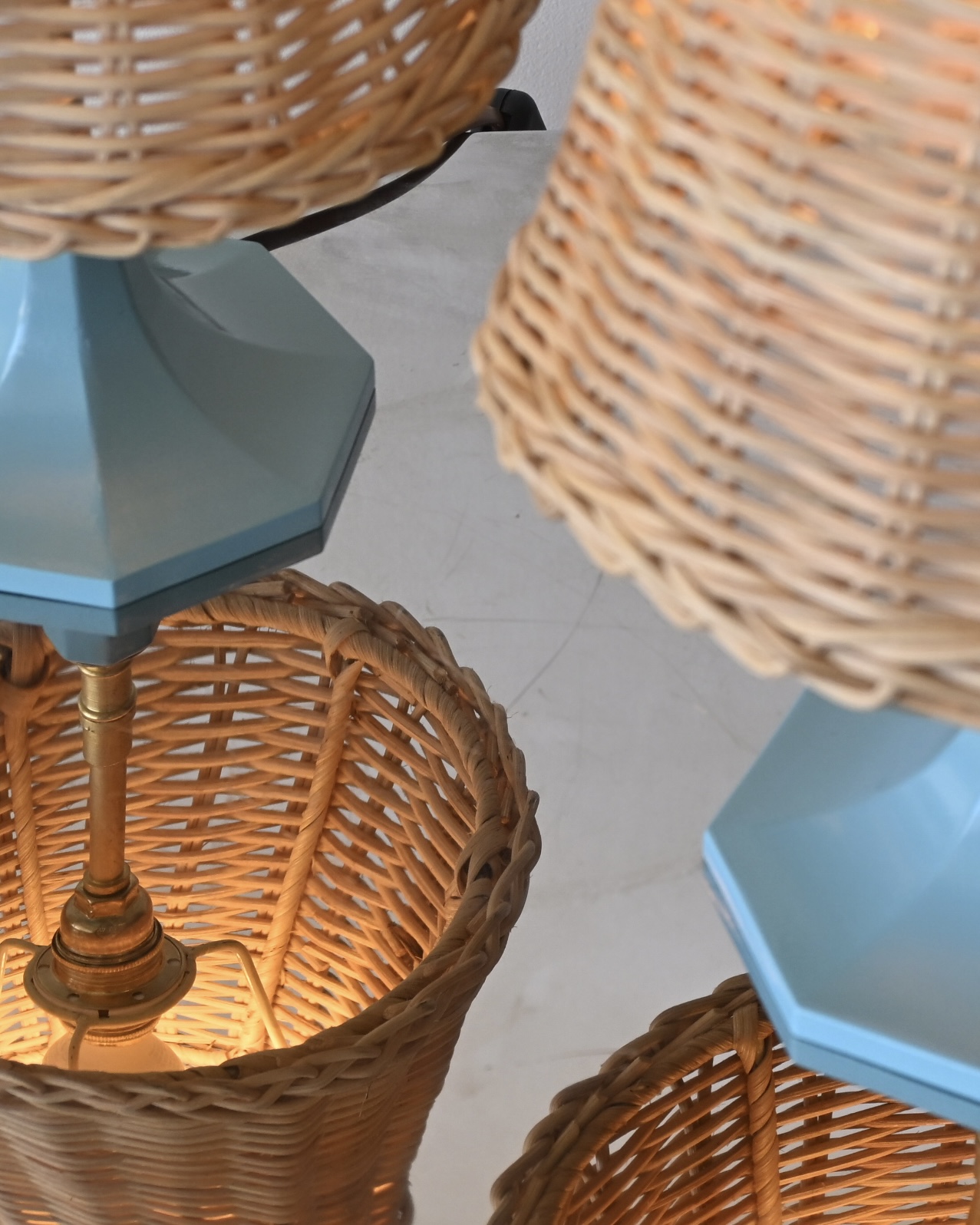 Paire de lampes de chevet en acier laqué bleu azur, laiton et abat-jour en osier tressé